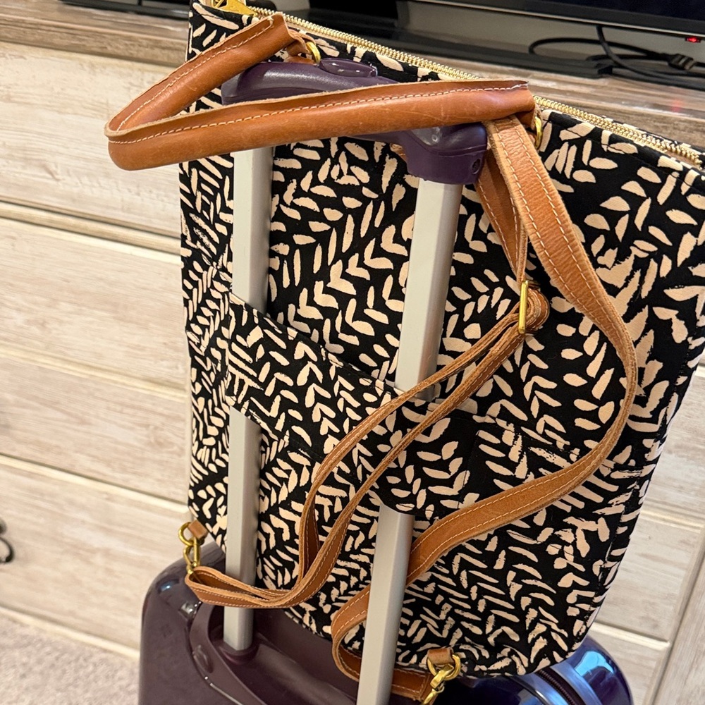 Stylish Black and Cream Tote Bag - Picture 7 of 7